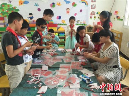 藝術(shù)館專業(yè)文化工作者走進(jìn)偏遠(yuǎn)鄉(xiāng)村小學(xué)，為孩子們進(jìn)行藝術(shù)教學(xué)。(資料圖) 陳丹妮 攝