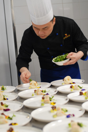 廚師在準(zhǔn)備當(dāng)天的菜肴