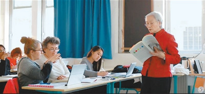 圖⑤：2017年1月6日，“老針灸”朱勉生(右一)在巴黎第六大學居里醫(yī)學院為學生們授課。