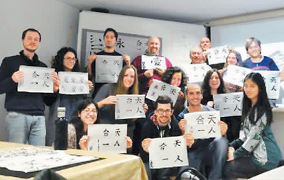 翟瑩熙(右前)與學(xué)生合影 翟瑩熙(右前)與學(xué)生合影