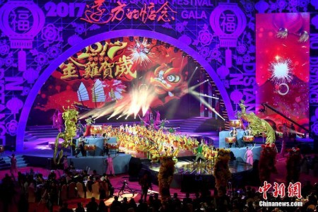 1月18日晚，由中國僑聯(lián)與福建省人民政府聯(lián)合主辦，一場融合中華民族傳統(tǒng)文化特質(zhì)、華僑華人獨(dú)有視角、全球各地地域元素的晚會——2017華僑華人春節(jié)聯(lián)歡晚會，在福建省福州市海峽奧林匹克體育館錄制，向全國和世界華僑華人送去新春祝福。來自56個國家和地區(qū)的海外僑胞、國內(nèi)歸僑僑眷共5000余人出席了晚會。張斌 攝