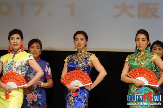 當?shù)貢r間1月11日晚，“四海同春”藝術團在大阪市阿倍野區(qū)民中心，為當?shù)貎S胞提前送去了充滿中華魅力的文化“年夜飯”，而當?shù)厝A人節(jié)目的加入、中國藝術家和海外華僑華人同臺獻藝，讓這場“海外春晚”更加“接地氣”，贏得了滿堂彩。圖為當?shù)厝A僑華人表演《中國旗袍走秀》。<a target='_blank' >中新社</a>記者 陸春艷 攝