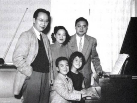 馬友友幼時與家人合影。左一為馬友友叔叔，中為馬友友母親，右一為馬友友父親。