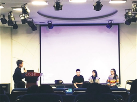 廖元辛經(jīng)常在自己創(chuàng)辦的沙龍與大家交流討論藝術(shù)，希望大家在“商業(yè)浪潮”中不要忘記藝術(shù)之本。