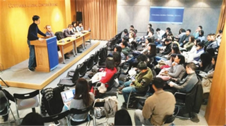 廖元辛經(jīng)常在自己創(chuàng)辦的沙龍與大家交流討論藝術(shù)，希望大家在“商業(yè)浪潮”中不要忘記藝術(shù)之本。