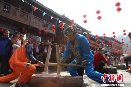 印江土家族苗族自治縣團龍村村民打糍粑?！≈苎嗔?攝
