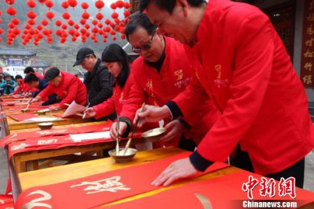 印江縣書法愛好者書寫對聯(lián)?！≈苎嗔?攝