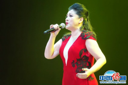 著名歌唱家么紅深情演繹《我愛你，中國》。 陸春艷 攝