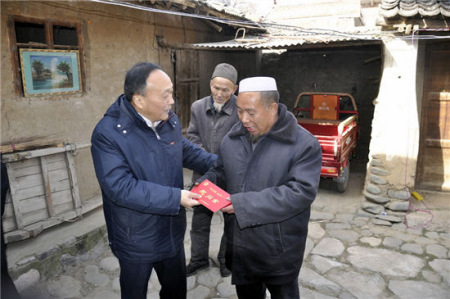 樊向勤向重點雙聯(lián)戶發(fā)放慰問金