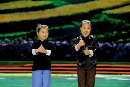 兩個(gè)“小梅花”獲獎(jiǎng)?wù)弑硌菰　冻?yáng)溝》選段