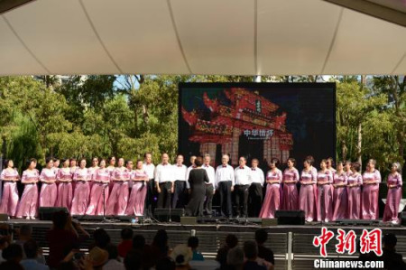 代表著悉尼僑界優(yōu)秀文化資源整合的澳大利亞華星藝術(shù)團(tuán)將節(jié)日氣氛推向高潮。　朱田力 攝