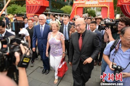 澳大利亞總理馬爾科姆_特恩布爾及夫人在燈會(huì)承辦方澳大利亞南海文化傳媒集團(tuán)董事長(zhǎng)兼總裁李冰的陪同下抵達(dá)悉尼中國(guó)新年燈會(huì)現(xiàn)場(chǎng)?！≈焯锪?攝