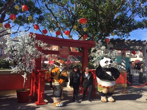 功夫熊貓阿寶和游客親切互動(dòng)。(美國《世界日?qǐng)?bào)》/張宏 攝)