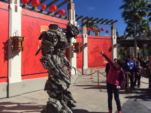 “毒舌版”威震天用普通話“嗆”游客。(美國《世界日?qǐng)?bào)》/張宏 攝)