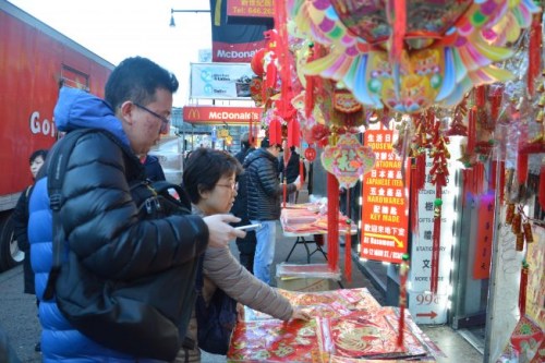 隨著農(nóng)歷春節(jié)的到來，法拉盛街頭涌現(xiàn)了販賣年貨的店面，但是他們只開一個(gè)多月，春節(jié)之后就會(huì)消失。(美國《世界日?qǐng)?bào)》/牟蘭 攝影)