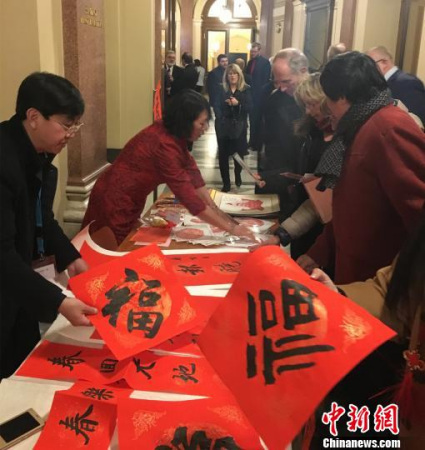 中國書法家和剪紙藝術(shù)家通過春聯(lián)、剪紙為捷克民眾送吉納福。