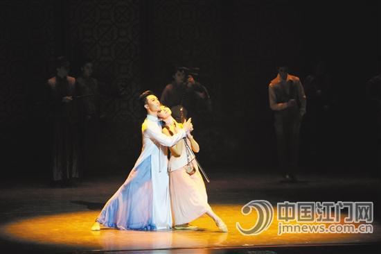 劇中的雙人舞堪稱細(xì)膩精湛。