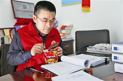  為了節(jié)省時間，一碗方便面就是他的午飯。