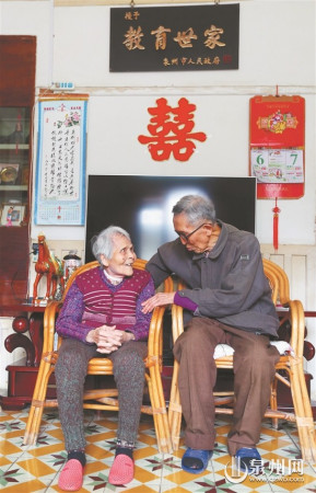 陳梅生夫婦恩愛如初(王柏峰/攝)