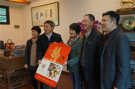 劉良輝慰問(wèn)僑企寧德市白蓮花涂料有限公司