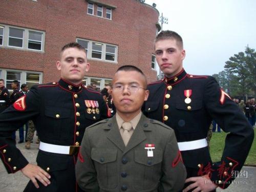 潘建夷與海軍陸戰(zhàn)隊(duì)?wèi)?zhàn)友合照。(美國《僑報(bào)》/潘建夷供圖)