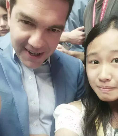 高嫣與希臘總理的自拍照。（希臘《中希時(shí)報(bào)》）