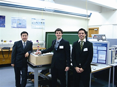 劉光宇在奧克蘭大學(xué)與自己帶的博士生在一起。