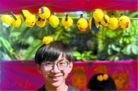 花市里有許多小雞裝飾。