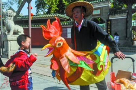 雞公欖的大叔天天與雞作伴。