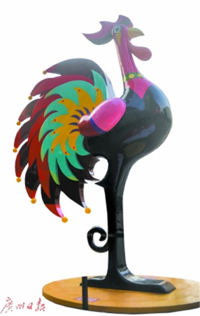 　街頭的大花雞裝飾引人注目。