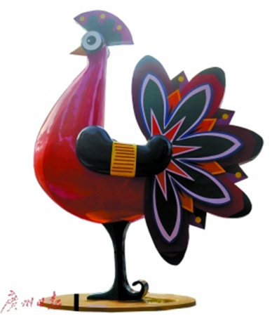 　街頭的大花雞裝飾引人注目。