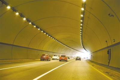 甌海大道上整潔明亮的隧道。 楊冰杰 攝