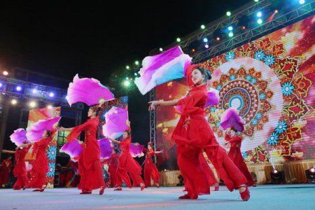 圖為饒平縣迎春文藝晚會(huì)上的舞蹈節(jié)目。 余秋松 攝