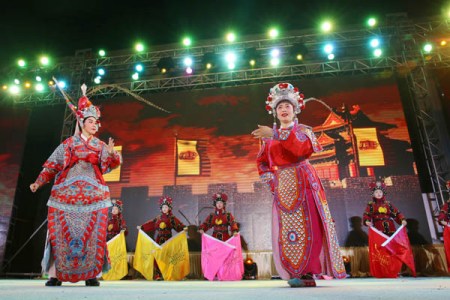 圖為饒平縣迎春文藝晚會(huì)上的潮劇表演。 余秋松 攝