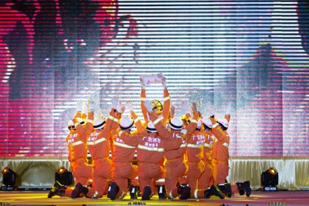 圖為饒平迎春文藝晚會(huì)上的歌伴舞表演。余秋松 攝