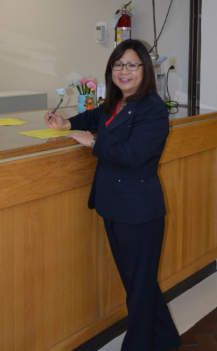 梁嘉恩將競(jìng)選蒙市議員的申請(qǐng)表遞交到政府。(美國(guó)《僑報(bào)》/高睿 攝)