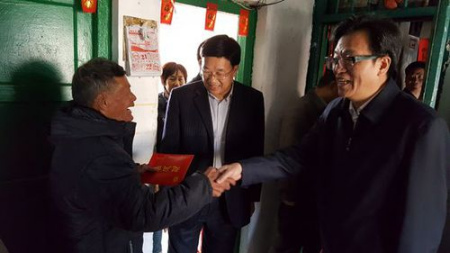 李卓彬、北海市副市長曾子祥等一行慰問困難歸僑梁均安