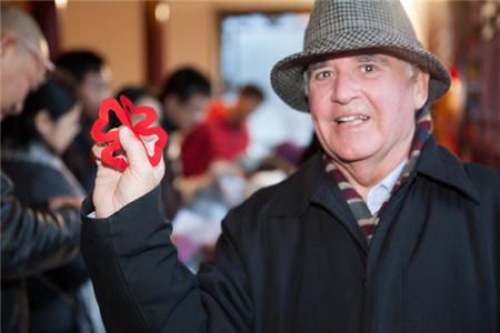 桑塔露琪亞副市長庫塔亞剪紙小作品