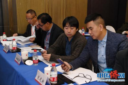 海外華助中心代表討論“僑寶”移動(dòng)客戶端