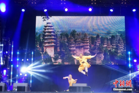 嵩山少林寺武僧團(tuán)功夫表演。 <a target='_blank' >中新社</a>記者 付強(qiáng) 攝