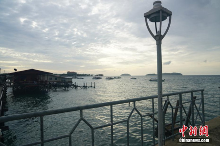 圖為快艇出發(fā)的丹絨亞路碼頭。 <a target='_blank' >中新社</a>記者 趙勝玉 攝