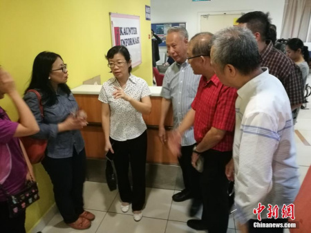 1月30日，中國駐沙巴總領(lǐng)事陳佩潔前往伊麗莎白女皇醫(yī)院看望獲救的中國游客。<a target='_blank' >中新社</a>記者 趙勝玉 攝