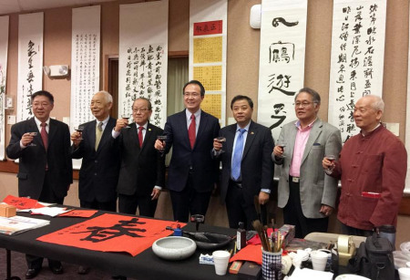 洪總領(lǐng)事和書法學(xué)會理事們共同舉杯，祝賀大展圓滿成功