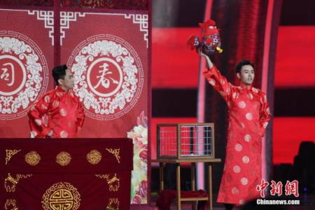 白凱南與鄧男子（圖右）表演魔術(shù)相聲。<a target='_blank' >中新社</a>記者 楊華峰 攝