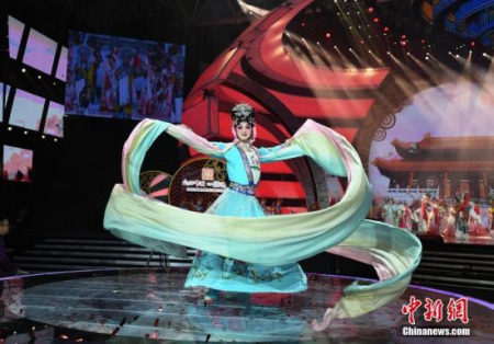 諸多明星登臺獻(xiàn)藝，向全球華僑華人送上精彩演出和新春祝福。<a target='_blank' >中新社</a>記者 楊華峰 攝