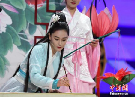 張馨予現(xiàn)場作畫。<a target='_blank' >中新社</a>記者 楊華峰 攝