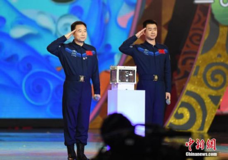 航天英雄景海鵬（圖左）與陳冬亮相晚會現(xiàn)場。<a target='_blank' >中新社</a>記者 楊華峰 攝