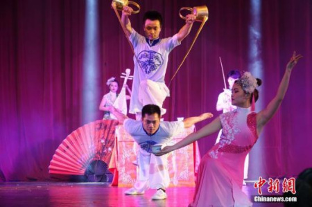  當(dāng)?shù)貢r間1月18日晚，“文化中國·四海同春”首次亮相素有“小福州”之稱的馬來西亞詩巫。至此，2017年“文化中國·四海同春”首個藝術(shù)團的訪演圓滿收官。圖為長嘴壺功夫表演《中華茶韻》。<a target='_blank' >中新社</a>記者 陸春艷 攝 