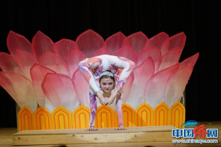 當(dāng)?shù)貢r間1月11日晚，“四海同春”藝術(shù)團在大阪市阿倍野區(qū)民中心，為當(dāng)?shù)貎S胞提前送去了充滿中華魅力的文化“年夜飯”，而當(dāng)?shù)厝A人節(jié)目的加入、中國藝術(shù)家和海外華僑華人同臺獻藝，讓這場“海外春晚”更加“接地氣”，贏得了滿堂彩。圖為柔術(shù)雜技表演《圣燈》。<a target='_blank' >中新社</a>記者 陸春艷 攝