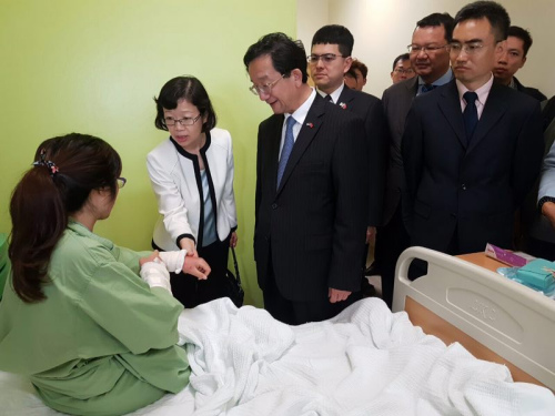 沙巴旅游部助理部長拿督彭育明、沙巴馬中聯(lián)誼協(xié)會(huì)會(huì)長胡逸山博士陪同中國駐馬大使黃惠康閣下對(duì)傳媒講話。